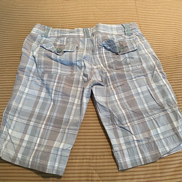 Hollister Plaid Bermuda Shorts. Size 5. Zipper/button. Pockets. - Picture 2 of 5